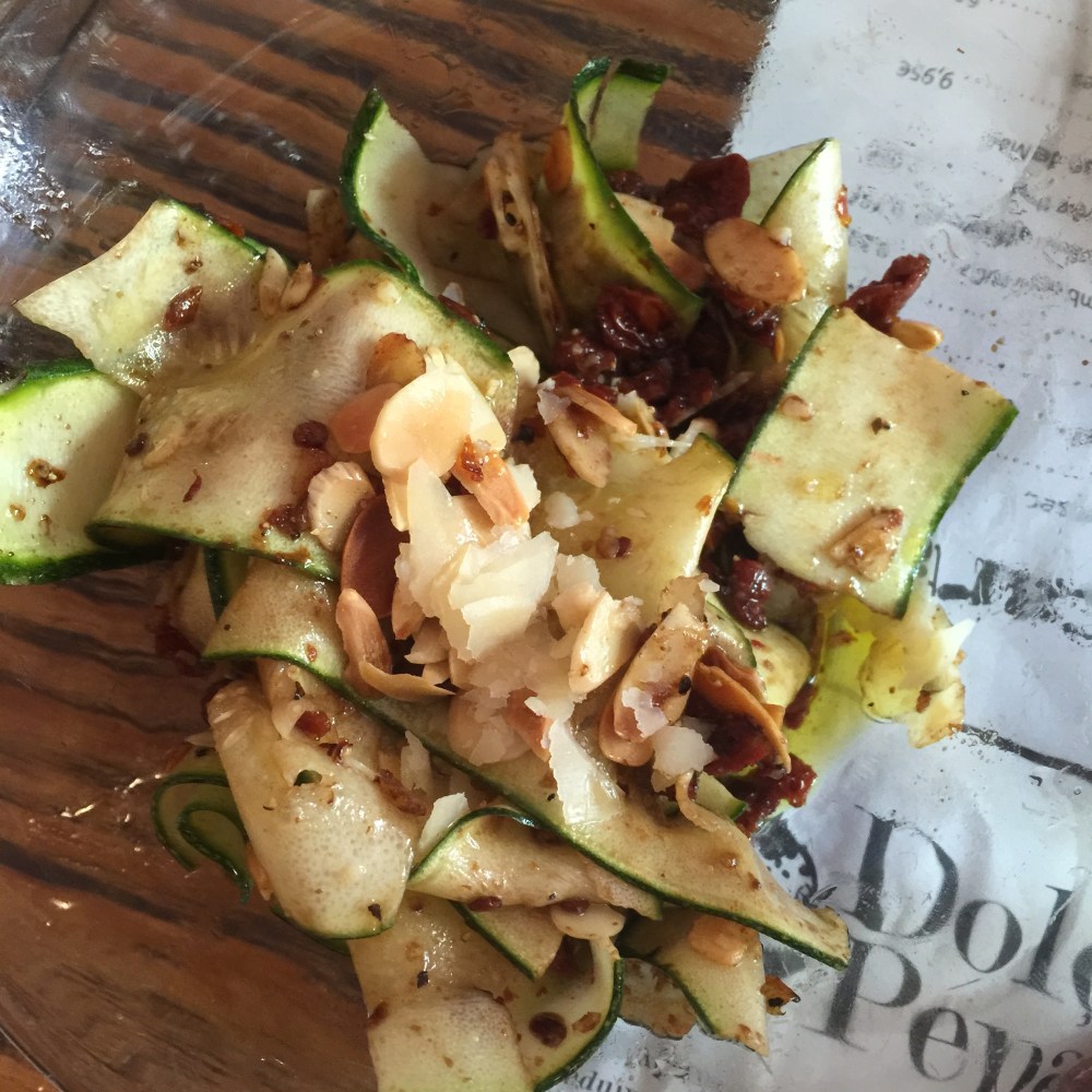 Tagliatelles de courgette à l'huile de truffe et copeaux de parmesan